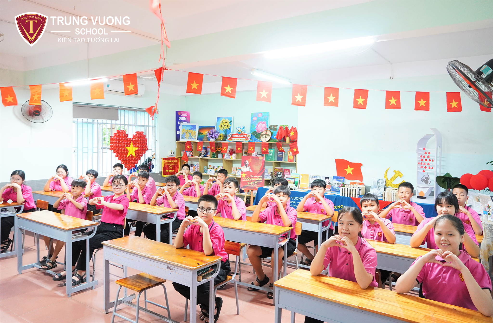 Hòa chung không khí Tết Độc lập cùng khối Trung học trường Trưng Vương